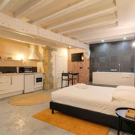 Industrial-Style Studio With Bathtub, Vieux-Lyon Bagian luar foto