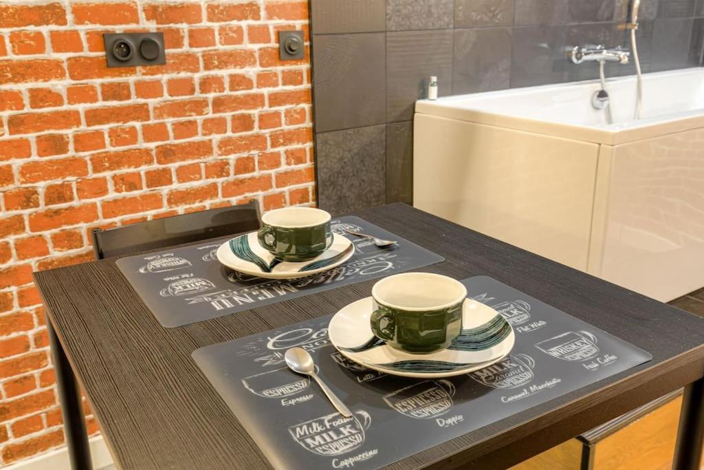 Industrial-Style Studio With Bathtub, Vieux-Lyon Bagian luar foto
