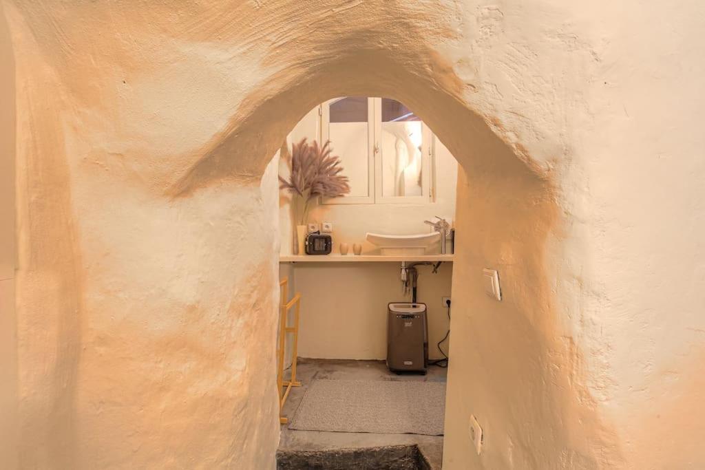 Industrial-Style Studio With Bathtub, Vieux-Lyon Bagian luar foto