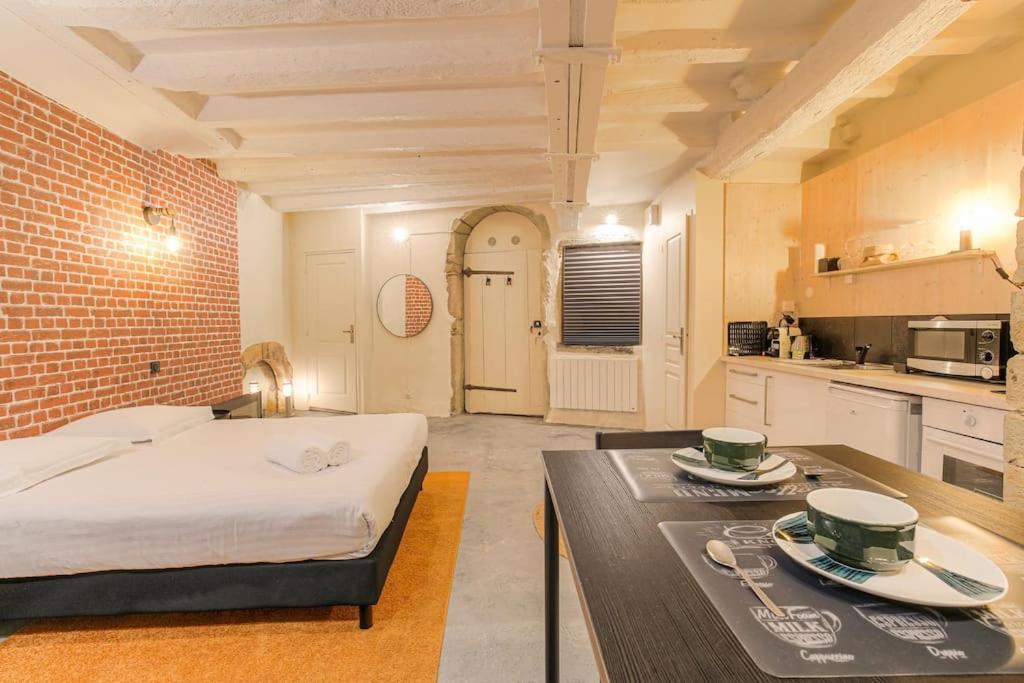 Industrial-Style Studio With Bathtub, Vieux-Lyon Bagian luar foto