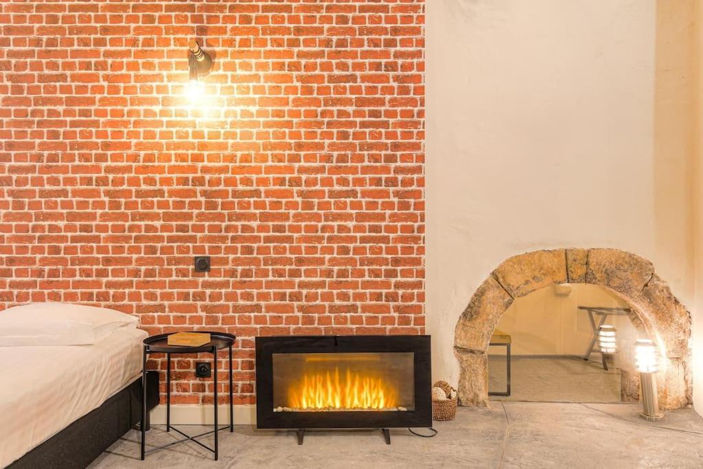 Industrial-Style Studio With Bathtub, Vieux-Lyon Bagian luar foto