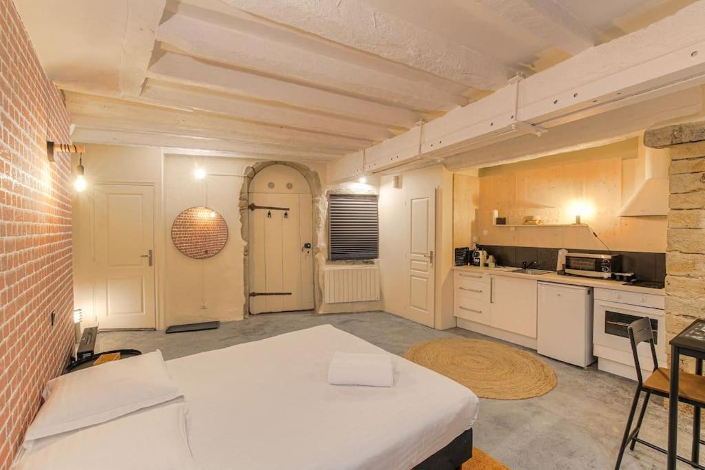 Industrial-Style Studio With Bathtub, Vieux-Lyon Bagian luar foto