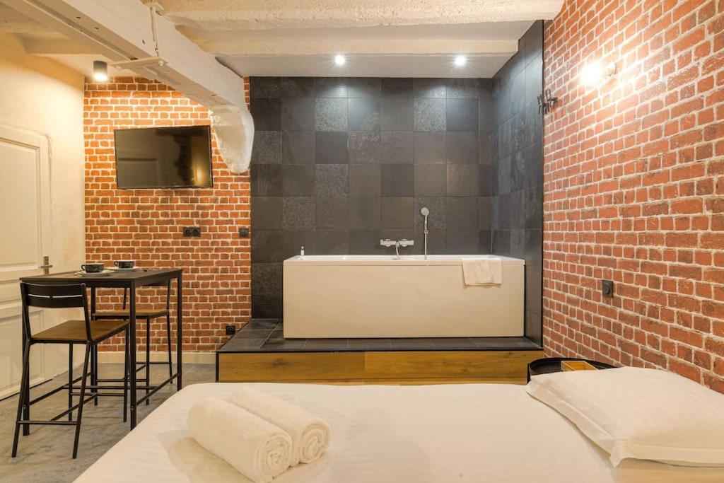 Industrial-Style Studio With Bathtub, Vieux-Lyon Bagian luar foto