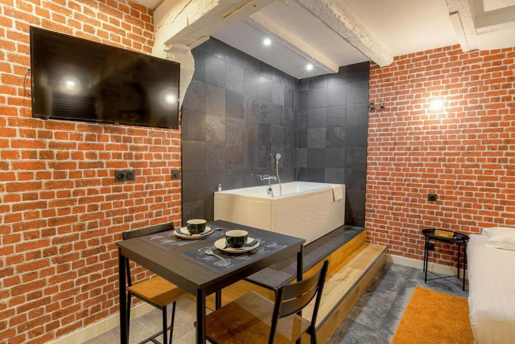 Industrial-Style Studio With Bathtub, Vieux-Lyon Bagian luar foto