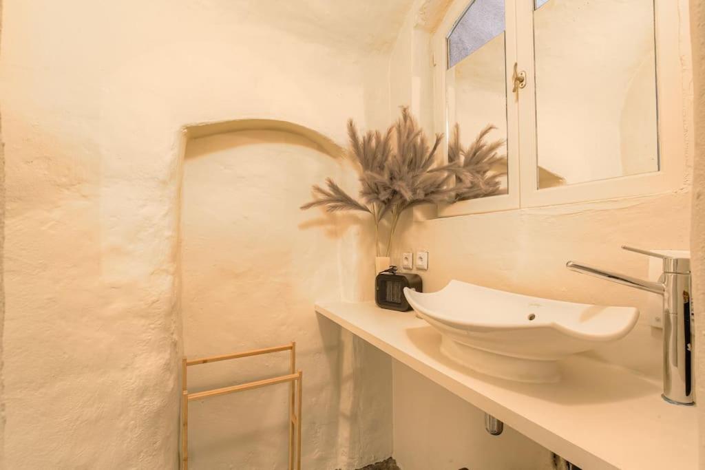 Industrial-Style Studio With Bathtub, Vieux-Lyon Bagian luar foto