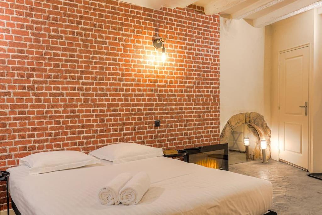 Industrial-Style Studio With Bathtub, Vieux-Lyon Bagian luar foto