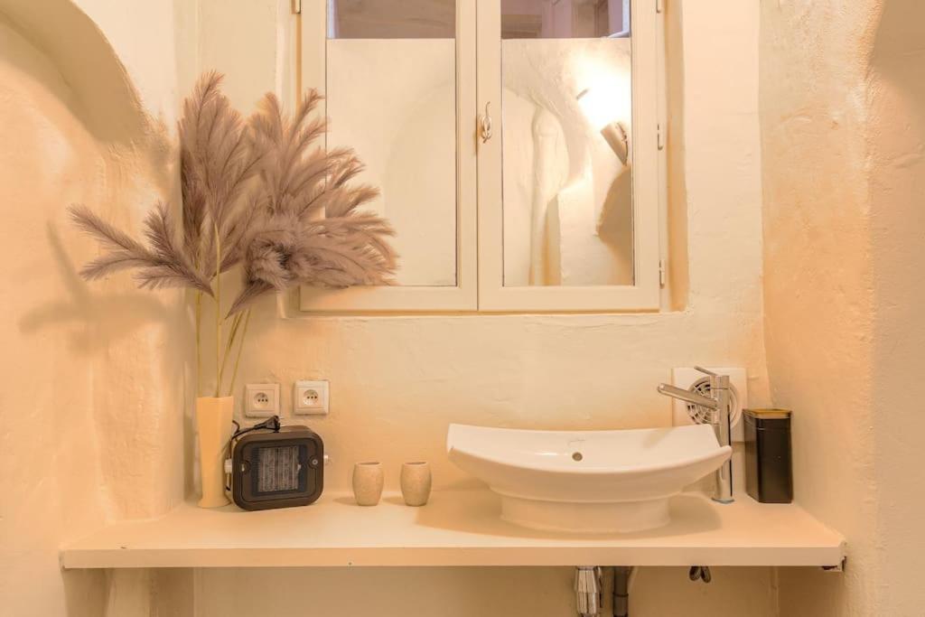 Industrial-Style Studio With Bathtub, Vieux-Lyon Bagian luar foto