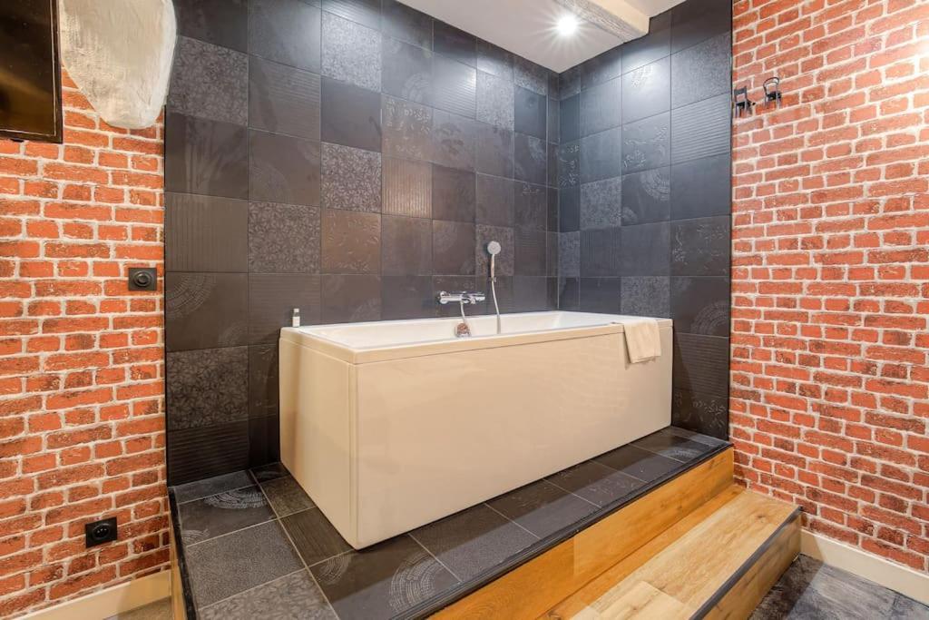 Industrial-Style Studio With Bathtub, Vieux-Lyon Bagian luar foto