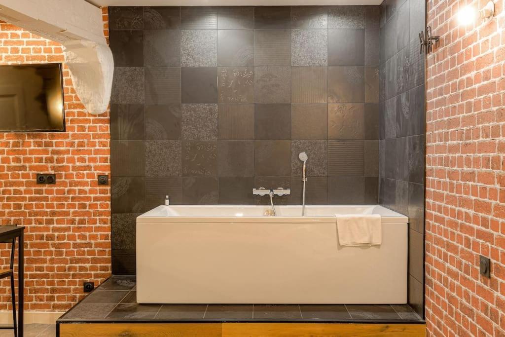 Industrial-Style Studio With Bathtub, Vieux-Lyon Bagian luar foto